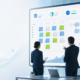 تیم مدیریتی در حال بررسی الگوی طراحی backlog بهبود برای فرآیندهای سازمانی روی داشبورد دیجیتال